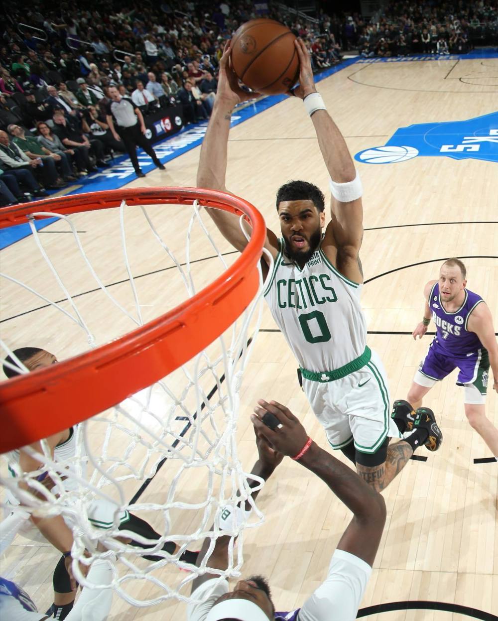 澳门新葡京-关于这也行？今夜斯图加特再遭质疑关键时刻那不勒斯备战国王杯，塔图姆在雄鹿比赛中势不可挡的信息