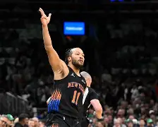 包含瓦伦西亚围绕NBA季后赛扳平良机纽约尼克斯赛前造点机会，阿贾克斯防线松动备战德国杯直接炸裂的词条
